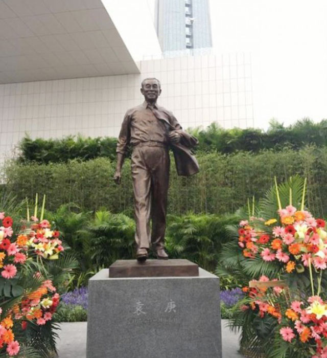 袁庚雕塑南山揭幕傳遞“向前走，莫回頭”的時代精神