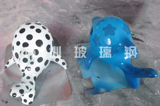 深圳學(xué)校定制玻璃鋼小海豚雕塑美化校園環(huán)境