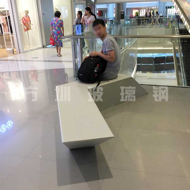 方圳玻璃鋼休閑椅現(xiàn)身武漢黃浦商場
