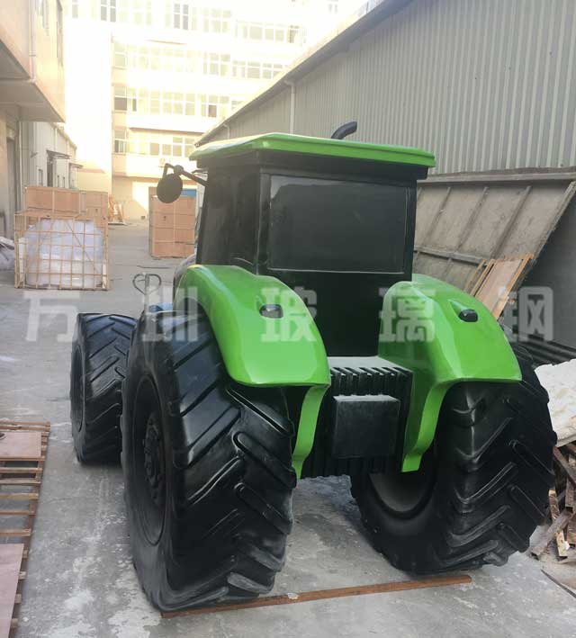 方圳為凱奇集團(tuán)打造玻璃鋼仿真車頭雕塑