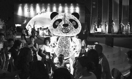 打造“熊貓隊(duì)長(zhǎng)”雕塑 打開宣傳熊貓文化的窗口