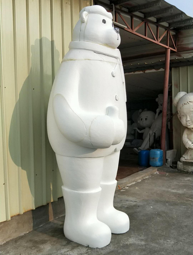 方圳為東南物業(yè)定制的玻璃鋼迎賓熊卡通雕塑完工