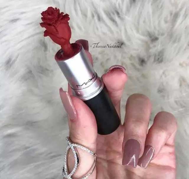 口紅做雕塑，網(wǎng)友：有錢人才能想到這樣去玩??！