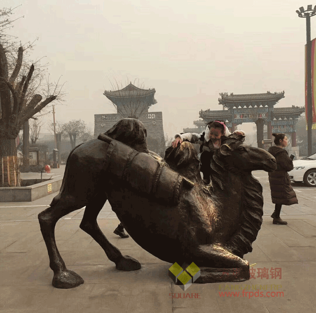 玻璃鋼雕塑廠告訴你 玻璃鋼雕塑與傳統(tǒng)雕塑的不同之處