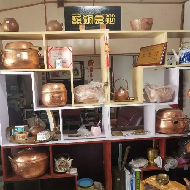 走進小村子散發(fā)銅藝制品的光芒