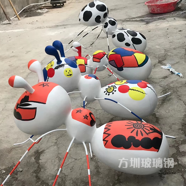 在生產(chǎn)采購玻璃鋼雕塑的注意事項(xiàng)