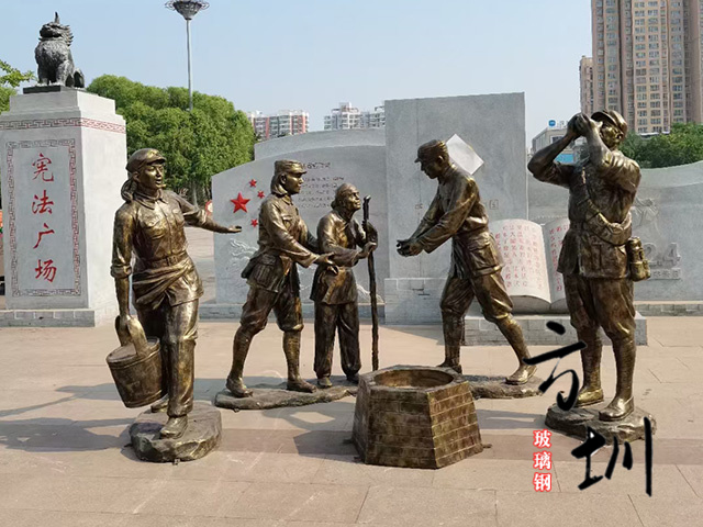 紅色文化廣場(chǎng)玻璃鋼八路軍打水雕塑