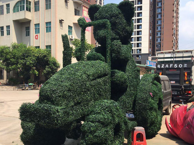 卡通鏟車(chē)綠雕植物雕塑