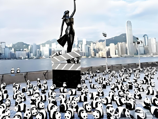 香港街頭的萌趣風景線，玻璃鋼大熊貓雕塑